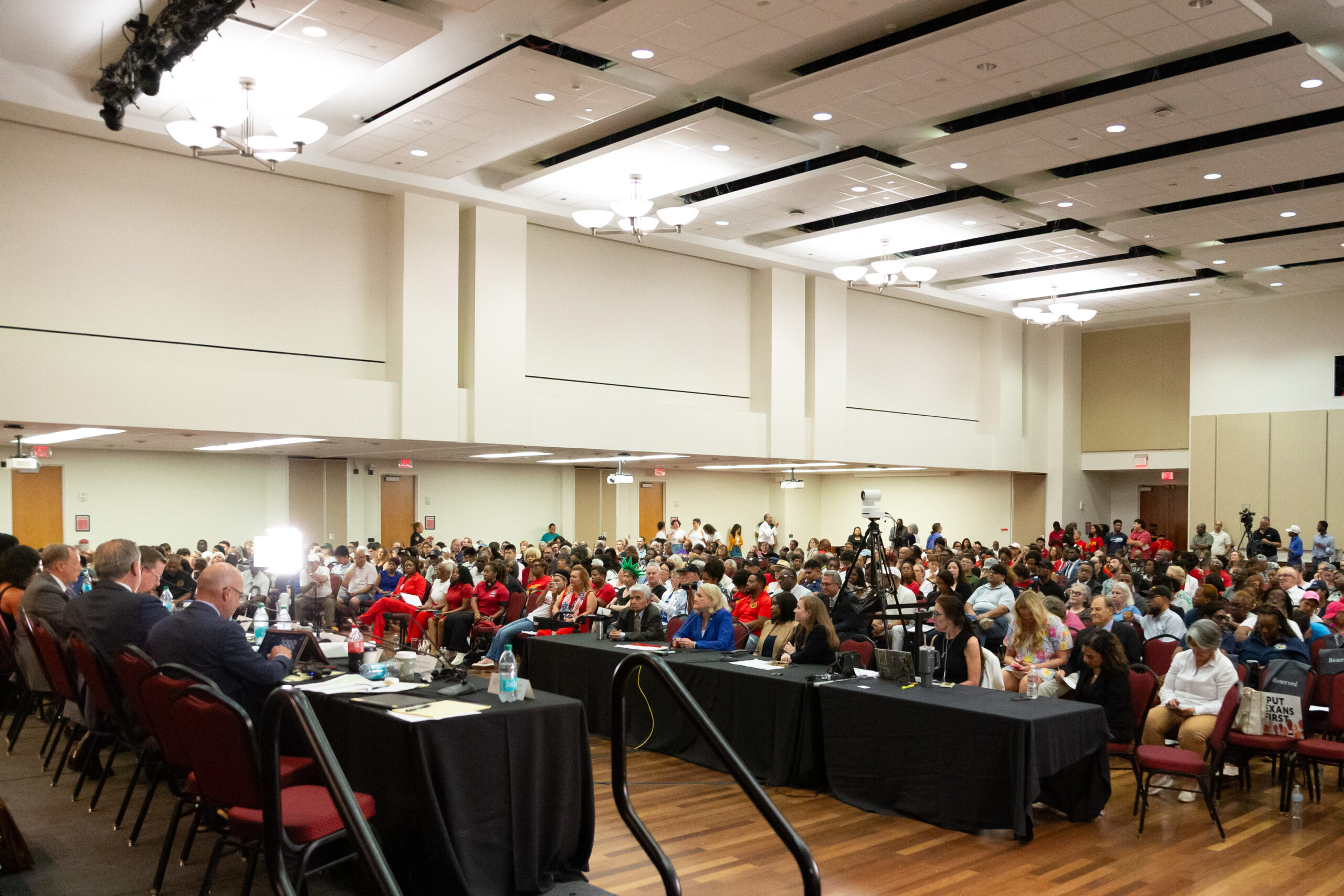 Hundreds Gather at UH for Hearing on Congressional Redistricting Plans