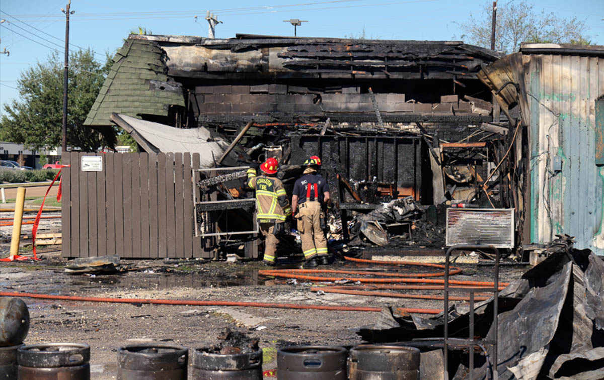 Fire destroys Molly’s Pub in Clear Lake